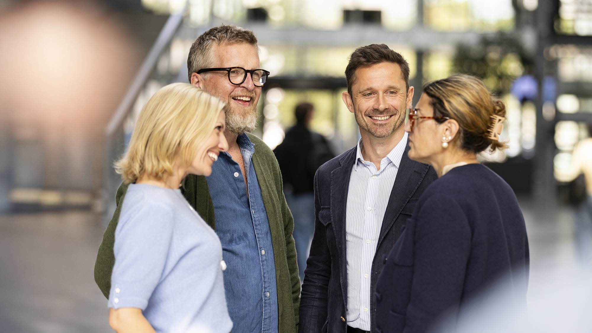 Fire kursister i atrium