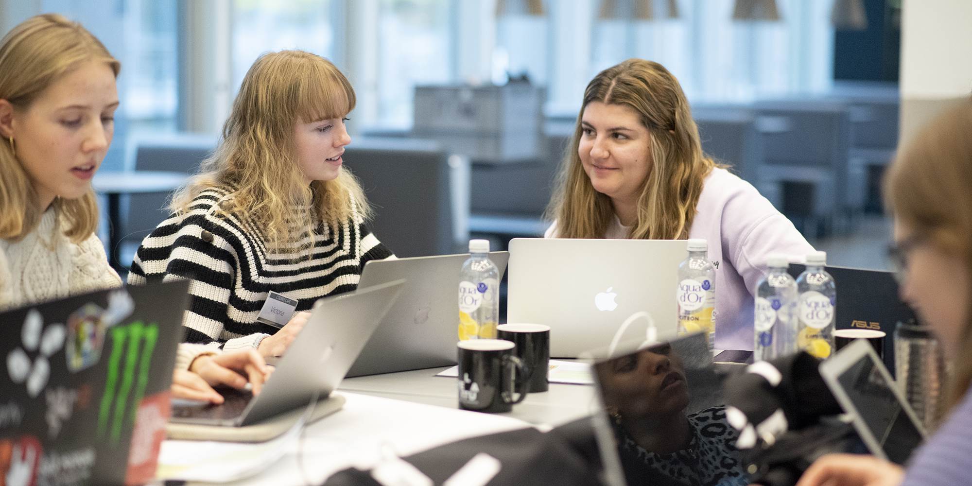 Studerende underviser gymnasieelever til IT-Camp