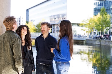 Studerende foran kanalen