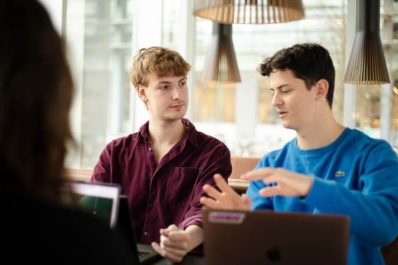 To studerende, der taler